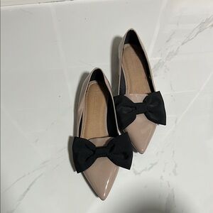 Elegant Women's Black and Tan Bow Flats